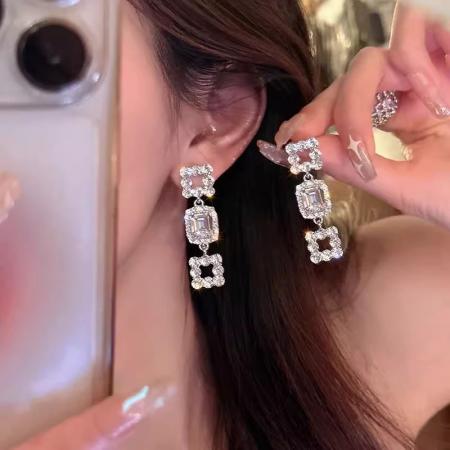 CX13577# 最便宜饰品批发 韩系爆款超闪水钻几何形耳环女轻奢小众高级感耳钉网红耳饰品批发