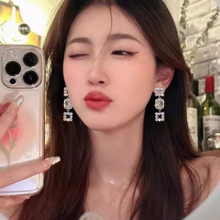CX13577# 最便宜饰品批发 韩系爆款超闪水钻几何形耳环女轻奢小众高级感耳钉网红耳饰品批发
