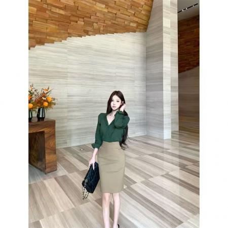 FA44859# 韩系绿色v领长袖衬衫女秋季宽松收腰通勤衬衣设计感气质开衫上衣 服裝批發女裝批發服飾貨源