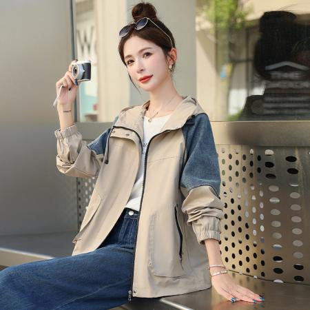 FA44943# 新款穿搭时尚减龄小众设计感牛仔拼接连帽外套夹克女 服裝批發女裝批發服飾貨源