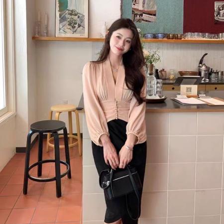 FA45198# 法式气质V领显瘦设计感衬衫珍珠扣压褶灯笼袖衬衣上衣 服裝批發女裝批發服飾貨源