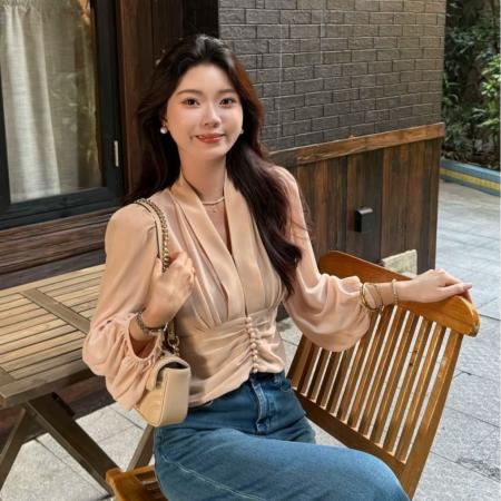 FA45198# 法式气质V领显瘦设计感衬衫珍珠扣压褶灯笼袖衬衣上衣 服裝批發女裝批發服飾貨源