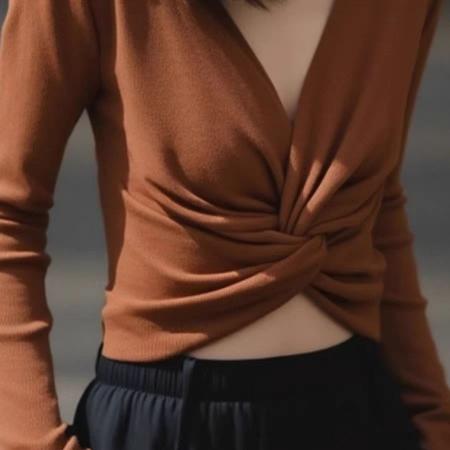 FA45273# 早秋法式轻奢咖色扭结v领长袖打底衫女内搭设计感纯欲辣妹短上衣 服裝批發女裝批發服飾貨源