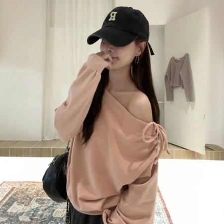 FA45334# 韩系慵懒风斜肩系带粉色长袖卫衣女秋季小众设计宽松显瘦甜辣上衣 服裝批發女裝批發服飾貨源