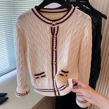 FA45345# 小香风软糯麻花针织开衫女秋冬新款高级感金扣毛衣设计 服裝批發女裝批發服飾貨源