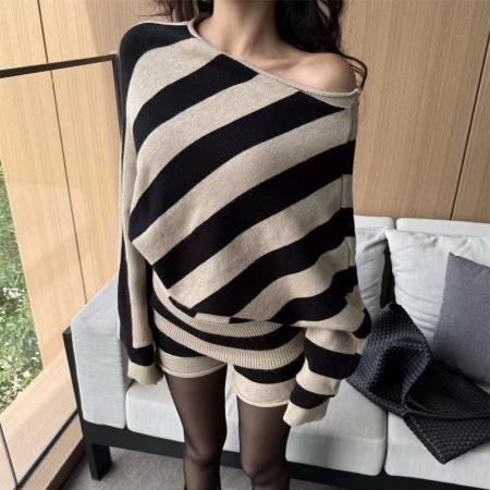 FA45412# 撞色条纹慵懒风纯欲套装女斜肩长袖针织衫修身短裤两件套 服裝批發女裝批發服飾貨源