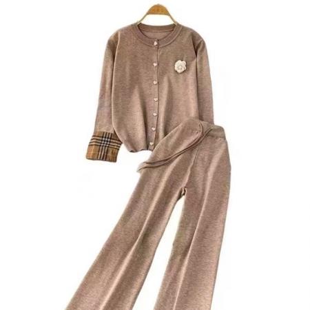 FA45432# 温柔风杏色设计感花朵爱心扣拼接长袖针织外套高腰阔腿裤两件套 服裝批發女裝批發服飾貨源