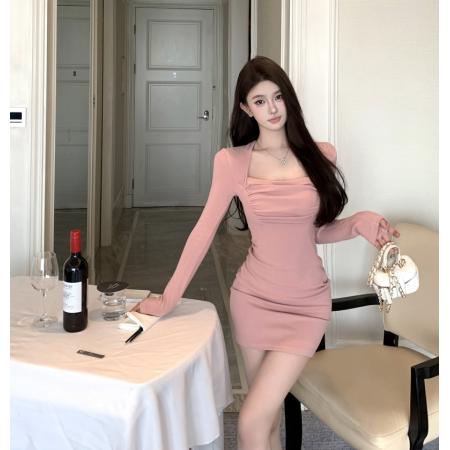 FA45572# 纯欲方领长袖连衣裙显瘦带胸垫褶皱设计感包臀裙 服裝批發女裝批發服飾貨源