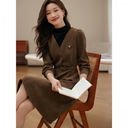 FA45645# 冬季新款休闲高领撞色假两件式V领套头拼接连衣裙 服裝批發女裝批發服飾貨源