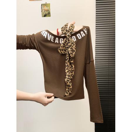 FA45910# 美式复古辣妹风斜肩长袖T恤女设计感字母印花修身上衣配丝巾 服裝批發女裝批發服飾貨源