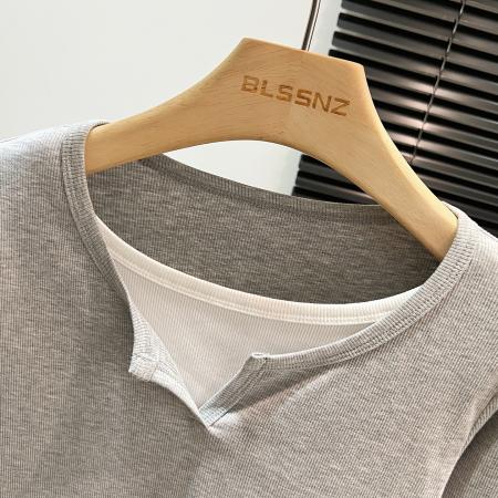 FA46026# 撞色假两件正肩长袖T恤女秋冬设计感修身短款打底衫内搭 服裝批發女裝批發服飾貨源