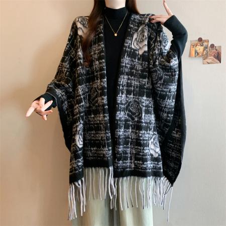FA46296# 大码秋冬新款山茶花斗篷小香风格纹披肩经典保暖流苏外套 服裝批發女裝批發服飾貨源