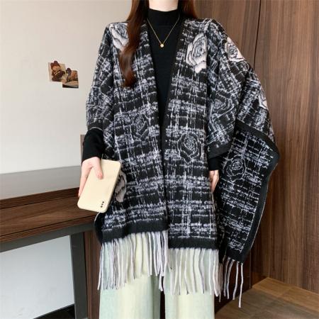 FA46296# 大码秋冬新款山茶花斗篷小香风格纹披肩经典保暖流苏外套 服裝批發女裝批發服飾貨源