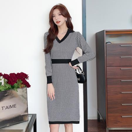 FA46482# 格子针织连衣裙女秋冬修身收腰V领内搭中长款过膝毛衣裙