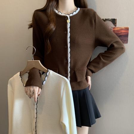 FA46774# 秋冬新款胖MM圆领时尚甜美减龄蕾丝花边拼接单排扣设计感上衣 服裝批發女裝批發服飾貨源