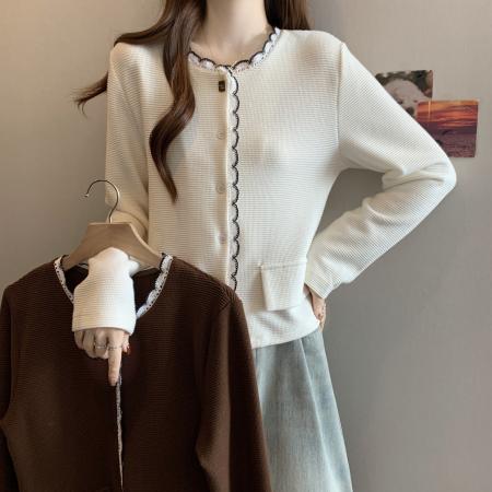 FA46774# 秋冬新款胖MM圆领时尚甜美减龄蕾丝花边拼接单排扣设计感上衣 服裝批發女裝批發服飾貨源