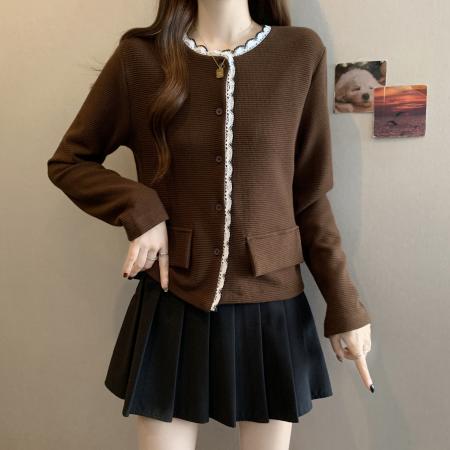 FA46774# 秋冬新款胖MM圆领时尚甜美减龄蕾丝花边拼接单排扣设计感上衣 服裝批發女裝批發服飾貨源