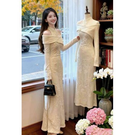 法式绝美气质露肩旗袍连衣裙秋冬新款白色收腰新中式裙子女装  服裝批發女裝批發服飾貨源