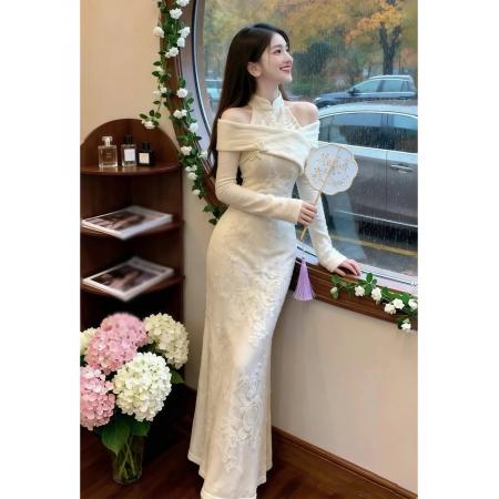 FA46682# 法式绝美气质露肩旗袍连衣裙秋冬新款白色收腰新中式裙子女装  服裝批發女裝批發服飾貨源
