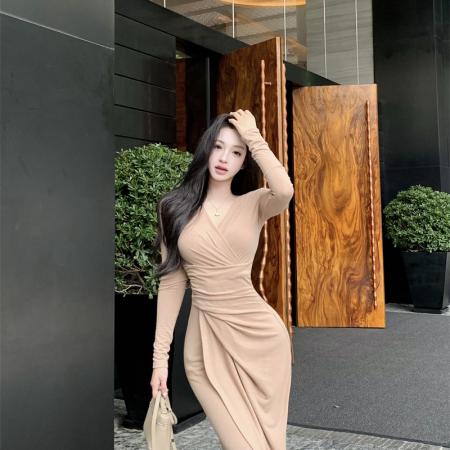 FA46754# 咖色v领仿羊绒褶皱连衣裙女气质收腰长裙长袖开叉裙子  服裝批發女裝批發服飾貨源