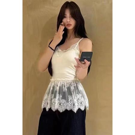 FA46760# 白色V领绝美蕾丝吊带背心女内搭下摆荷叶边屁帘拼接网纱无袖上衣  服裝批發女裝批發服飾貨源