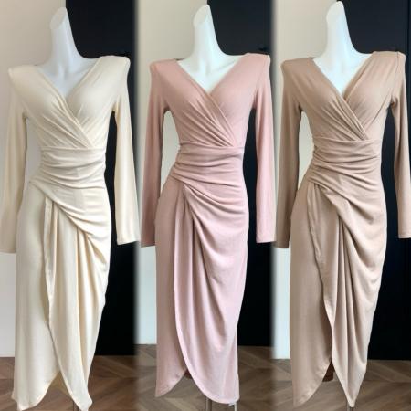 FA46768# ACHI大也池咖色v领仿羊绒褶皱连衣裙女气质收腰长裙长袖开叉裙子  服裝批發女裝批發服飾貨源