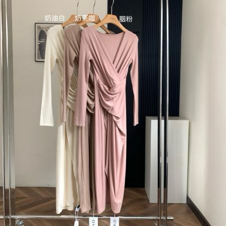 FA46768# ACHI大也池咖色v领仿羊绒褶皱连衣裙女气质收腰长裙长袖开叉裙子  服裝批發女裝批發服飾貨源