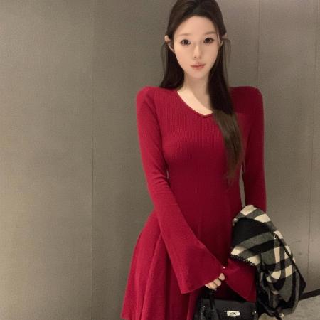FA46784# 圣诞复古红V领喇叭袖针织连衣裙女收腰修身性感A字短裙  服裝批發女裝批發服飾貨源