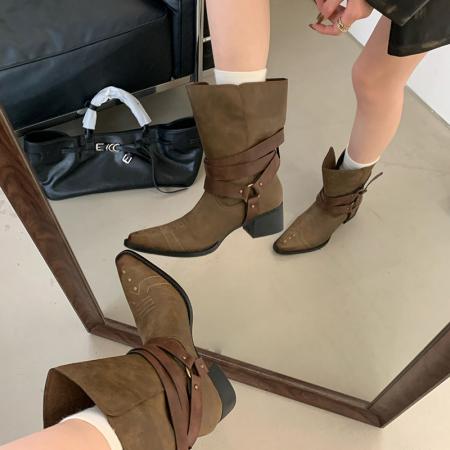 X-32877# 复古小众皮带扣短靴尖头套筒舒适粗跟靴子秋冬显瘦宽筒西部靴 鞋子批发女鞋批发货源