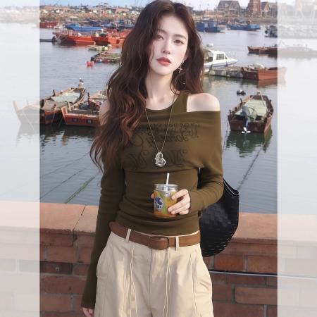 FA47167# 芥末绿美式字母假两件露肩长袖T恤女早秋季炸街独特漂亮上衣  服裝批發女裝批發服飾貨源