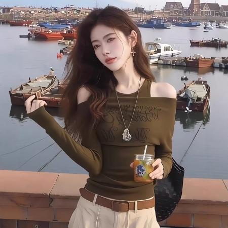 FA47167# 芥末绿美式字母假两件露肩长袖T恤女早秋季炸街独特漂亮上衣  服裝批發女裝批發服飾貨源