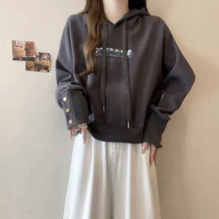 FA47195# 华棉设计感袖口纽扣连帽套头短款卫衣女新款短款帽衫上衣外套  服裝批發女裝批發服飾貨源
