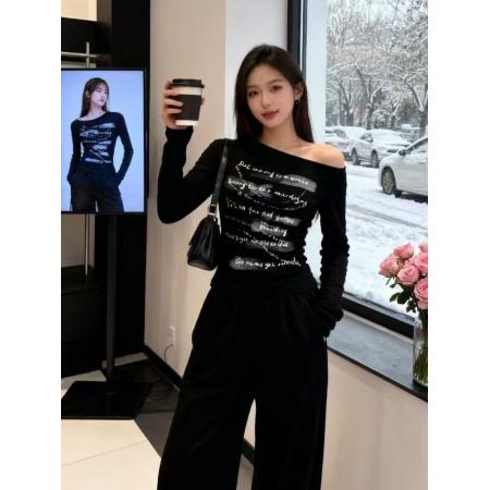 FA47781# 韩系简约风斜领露肩字印花长袖T恤秋冬新款别致收腰显瘦上衣 服裝批發女裝批發服飾貨源