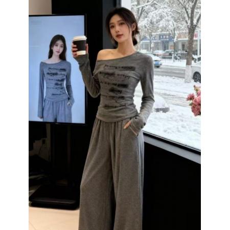 FA47781# 韩系简约风斜领露肩字印花长袖T恤秋冬新款别致收腰显瘦上衣 服裝批發女裝批發服飾貨源