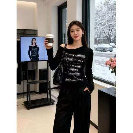 FA47781# 韩系简约风斜领露肩字印花长袖T恤秋冬新款别致收腰显瘦上衣 服裝批發女裝批發服飾貨源