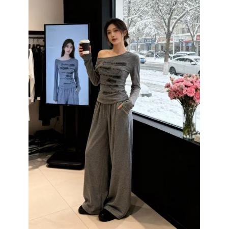 FA47781# 韩系简约风斜领露肩字印花长袖T恤秋冬新款别致收腰显瘦上衣 服裝批發女裝批發服飾貨源