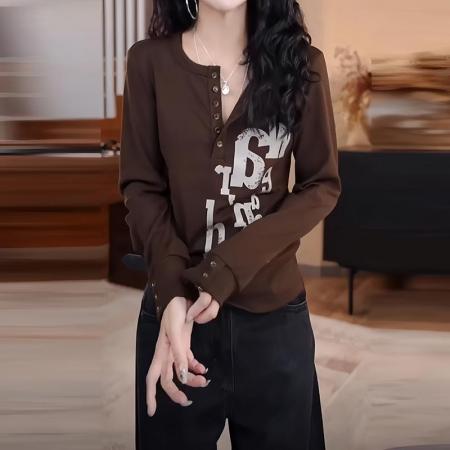 FA47815# 早秋新款街头松弛慵懒风字母领扣T恤女时髦设计感纽扣长袖上衣潮 服裝批發女裝批發服飾貨源