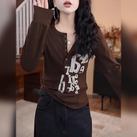 FA47815# 早秋新款街头松弛慵懒风字母领扣T恤女时髦设计感纽扣长袖上衣潮 服裝批發女裝批發服飾貨源