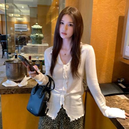 FA47885# 韩版设计感木耳边V领打底衫女长袖秋季新款洋气显瘦t恤时尚上衣潮 服裝批發女裝批發服飾貨源