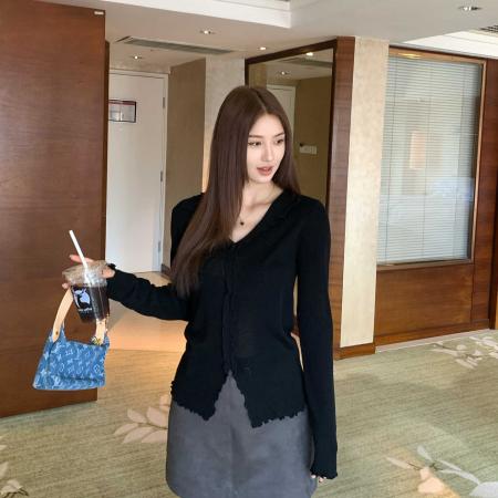 FA47885# 韩版设计感木耳边V领打底衫女长袖秋季新款洋气显瘦t恤时尚上衣潮 服裝批發女裝批發服飾貨源