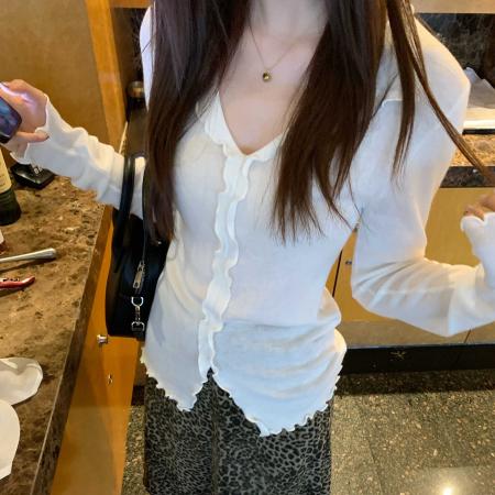 FA47885# 韩版设计感木耳边V领打底衫女长袖秋季新款洋气显瘦t恤时尚上衣潮 服裝批發女裝批發服飾貨源