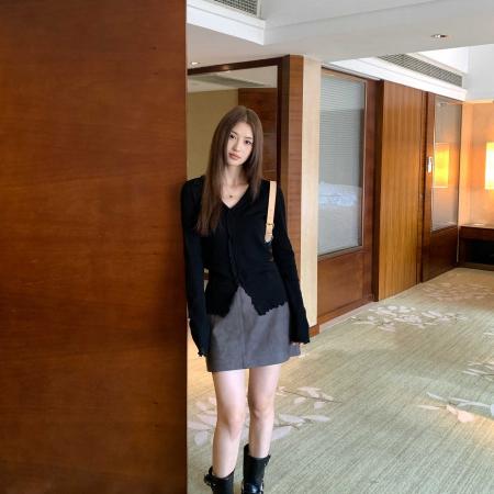 FA47885# 韩版设计感木耳边V领打底衫女长袖秋季新款洋气显瘦t恤时尚上衣潮 服裝批發女裝批發服飾貨源