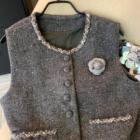 FA48058# 上小香风咖色粗花呢马甲女秋冬单排山茶花装饰坎肩叠穿马夹 服裝批發女裝批發服飾貨源