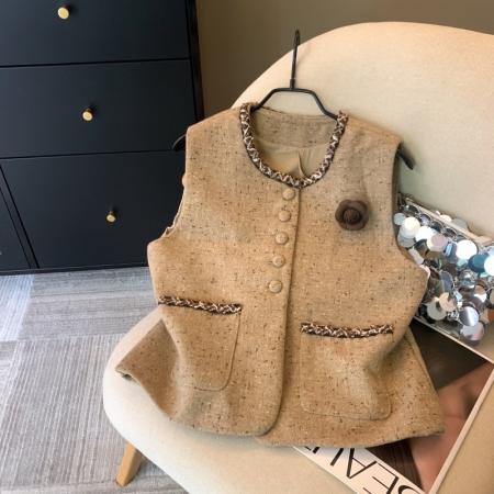 FA48058# 上小香风咖色粗花呢马甲女秋冬单排山茶花装饰坎肩叠穿马夹 服裝批發女裝批發服飾貨源