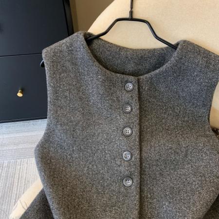 FA48060# 上小香风下摆水貂绒毛呢马甲女秋冬高级感排扣羽毛装饰叠穿 服裝批發女裝批發服飾貨源