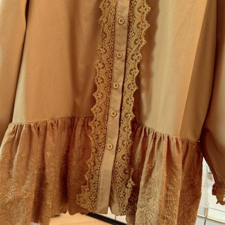 FA48194# 跨境专供春秋季新款甜美小清新圆领蕾丝拼接镂空设计长袖宽松衬衫 服裝批發女裝批發服飾貨源