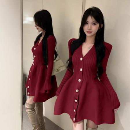 FA48337# 金属扣V领蓬蓬针织连衣裙女秋冬气质高级感小香风打底裙 服裝批發女裝批發服飾貨源