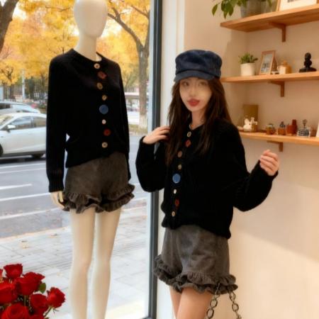 FA48393# 秋冬季新款减龄上衣设计感不规则彩扣针织开衫毛衣外套 服裝批發女裝批發服飾貨源