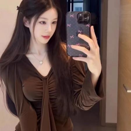 FA48436# 秋冬法式复古v领丝绒打底衫女内搭设计感甜辣妹收腰正肩长袖上衣 服裝批發女裝批發服飾貨源