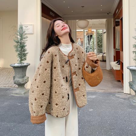 FA48452# 羊羔绒复合麂皮毛巾绣法一可盐可甜波点羊羔毛皮毛一体 服裝批發女裝批發服飾貨源